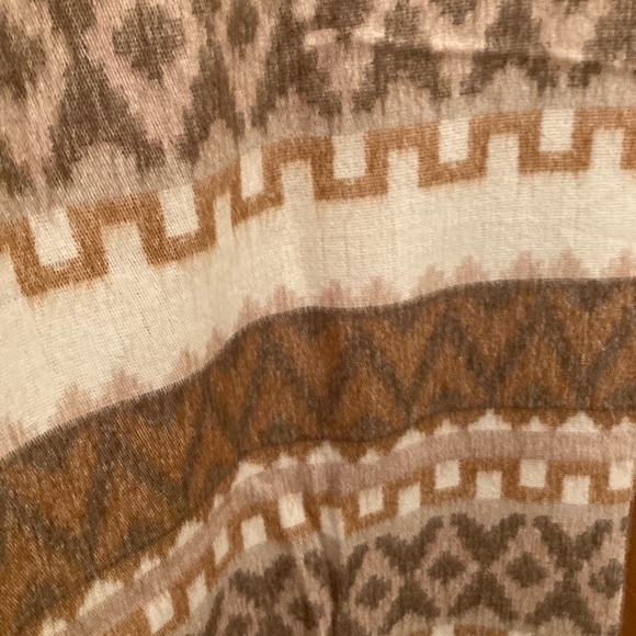 Beautiful large scarf - Picture 2 of 3